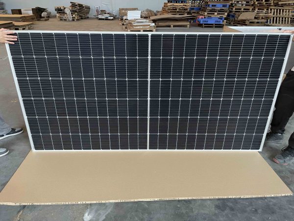 580Watt half cell solar panel